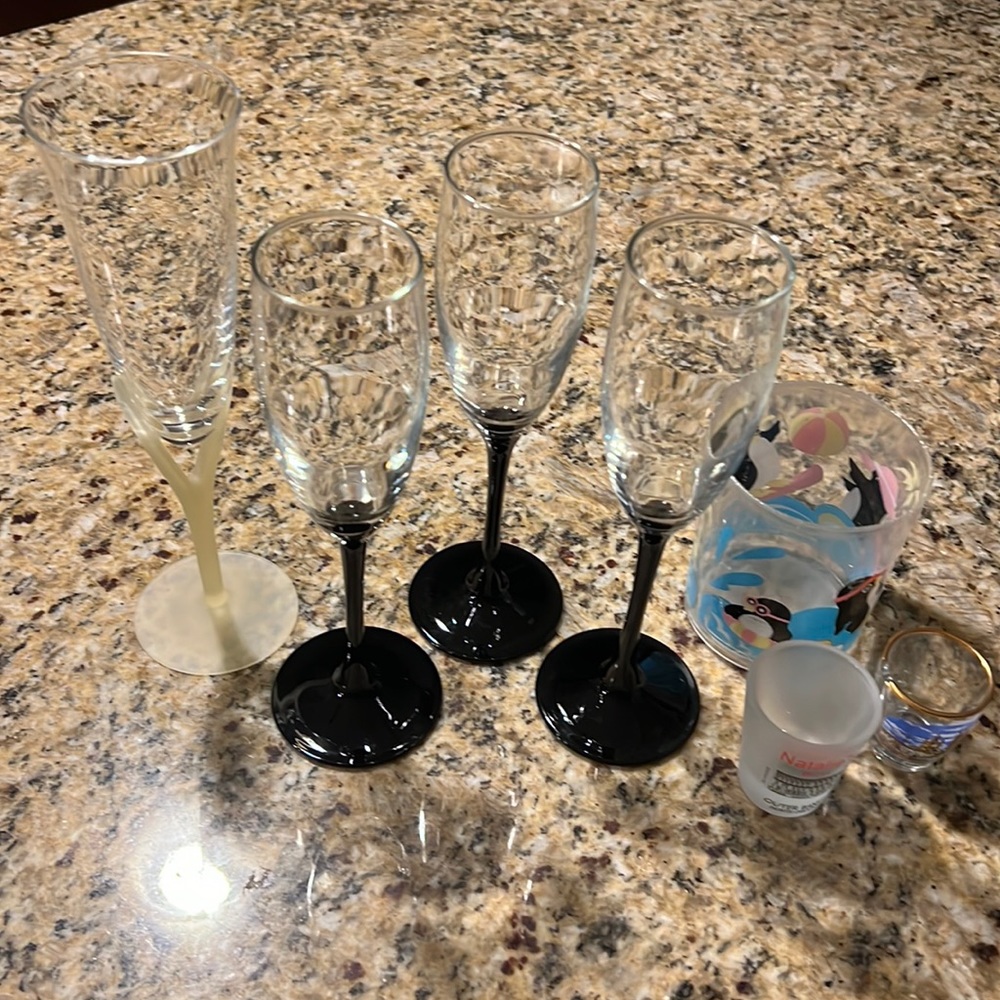 Barware | 7 pieces | 4 champagne flutes🥂 2 shot glasses + 1 acrylic tumbler